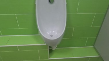 Bir catering restoranında tuvalet ve pisuvar.