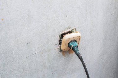 Düşen bir soketten kopan elektrik kabloları ve kablolar yangına ve tehlikeli yaşam aktivitelerine yol açıyor.