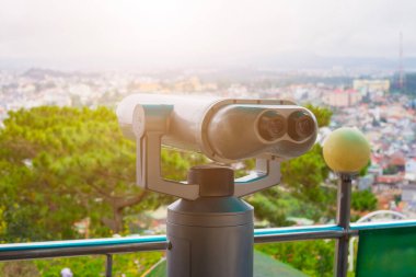görüntü madalyonun dürbün Görüntüleyicisi deniz manzara önünde işletilmektedir. Filtre vintage
