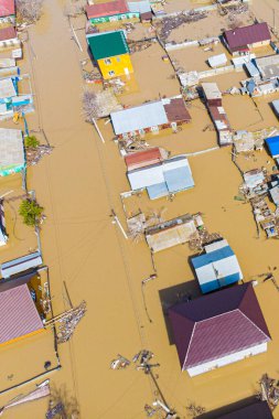 Aktif kar erimesinin ardından sel felaketleri sırasında sel baskınları dört kopter, konut binaları ve köy villalarında çekildi.