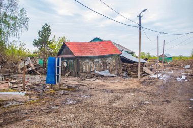 yıkılan evler, binalar, yollar, sellerin ve sel baskınlarının sonuçları, yıkılan altyapıdan kirlerin kaldırılması