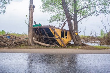 yıkılan evler, binalar, yollar, sellerin ve sel baskınlarının sonuçları, yıkılan altyapıdan kirlerin kaldırılması