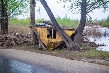 yıkılan evler, binalar, yollar, sellerin ve sel baskınlarının sonuçları, yıkılan altyapıdan kirlerin kaldırılması