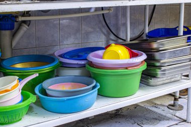 Gıda hazırlama alanındaki mutfaktaki eşyalar ve sağlıksız koşullar kirli.