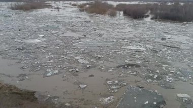 Buz kütleleri gün batımında kaynayan bir nehirde süzülür.