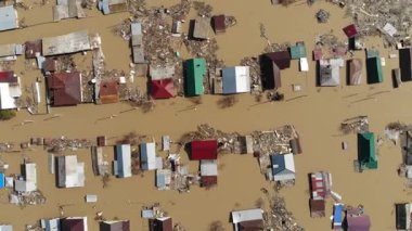 Sel ve yüksek su bir helikopterden, su basmış binalardan ve yollardan çekiliyor.,