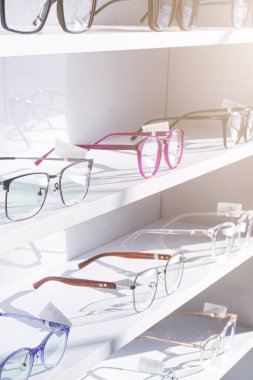 Bir optik mağazasının rafındaki gözlük düzeltme gözlüğü, yakın plan, perakendecinin perakende ağında satışa hazır ve satın almaya hazır.