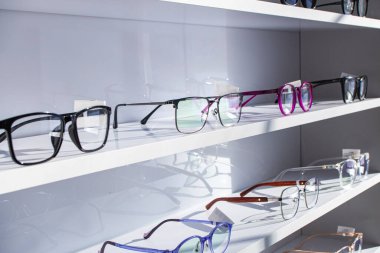 Bir optik mağazasının rafındaki gözlük düzeltme gözlüğü, yakın plan, perakendecinin perakende ağında satışa hazır ve satın almaya hazır.