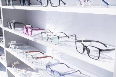 Bir optik mağazasının rafındaki gözlük düzeltme gözlüğü, yakın plan, perakendecinin perakende ağında satışa hazır ve satın almaya hazır.