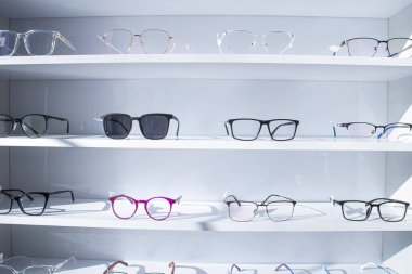 Bir optik mağazasının rafındaki gözlük düzeltme gözlüğü, yakın plan, perakendecinin perakende ağında satışa hazır ve satın almaya hazır.