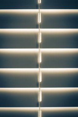 Günbatımında yatay metal panjurları morötesi ışığı engeller, arkaplan ve ön plan bokeh etkisi ile bulanıklaşır