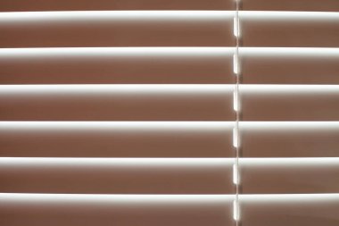 Günbatımında yatay metal panjurları morötesi ışığı engeller, arkaplan ve ön plan bokeh etkisi ile bulanıklaşır