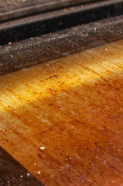 Uzun zamandır yıkanmamış ocak ve fırının üzerindeki yağ ve kir dokusu ve yapısı, yemek hazırlarken mutfakta sağlıksız koşullar