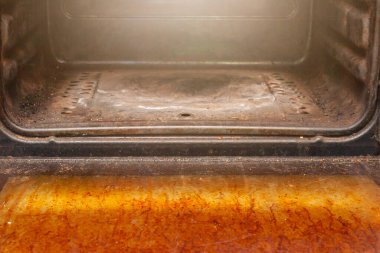 Uzun zamandır yıkanmamış ocak ve fırının üzerindeki yağ ve kir dokusu ve yapısı, yemek hazırlarken mutfakta sağlıksız koşullar