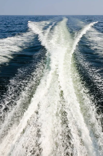 Bootsweg Auf Blaugrünem Wasser Des Ozeans — Stockfoto