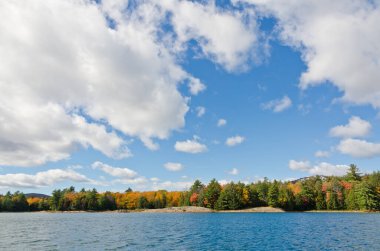 Killarney Park, Kanada 'da Orman Gölü' nün üzerinde gün doğumu