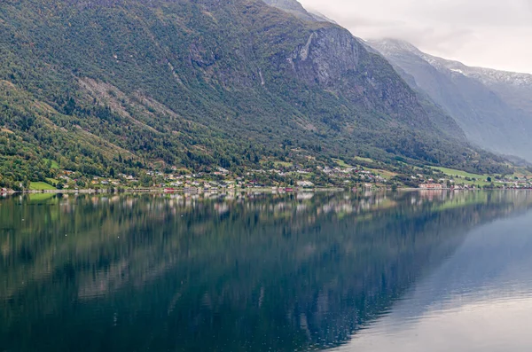 Отражение Фьорде Норвегии Осенью — стоковое фото