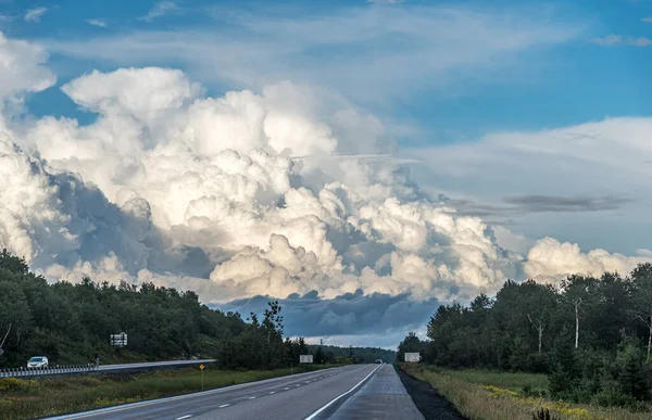 Napfényes Fehér Szürke Felhők Kék Égen Transzkanadai Autópálya Felett — Stock Fotó
