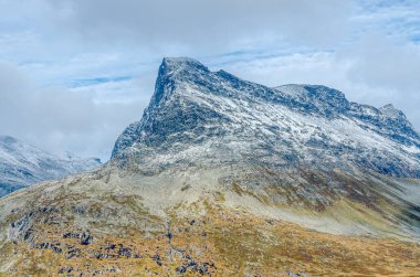 Norveç 'te sonbahar zamanı dağ ve dağlık arazi