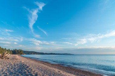 Güzel Superior Gölü 'nün yüzeyinde mavi gökyüzünde bulutlar