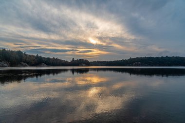 Killarney il parkında, Orman Gölü 'nde günbatımı