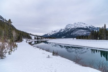 Kışın Kananaskis Bölgesi 'nde Keçi Göleti, Alberta, Kanada