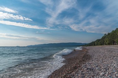 Superior Gölü kıyısında sörf. Kanada