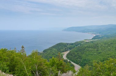 Kanada, Nova Scotia 'daki Breton Highlands ulusal parkının kıyı şeridi boyunca uzanan yol.
