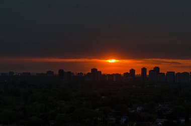 Günbatımı ve bulutlar Etobikola, Toronto, Kanada üzerinde gökyüzü