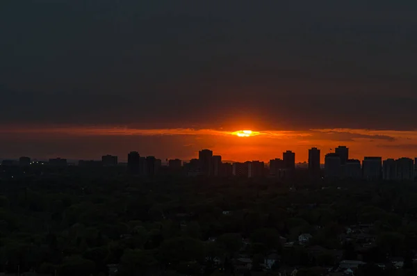 カナダ トロントのEtobioke上空の日没と雲 ストック写真