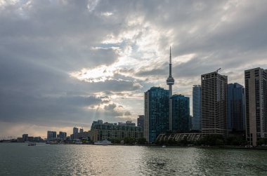 Toronto silueti gün batımında Ontario Gölü üzerinde