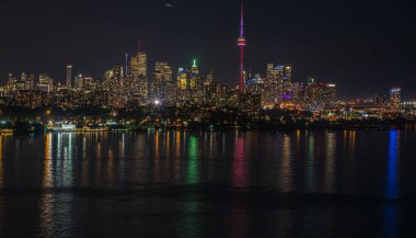 Toronto silueti gece vakti Ontario Gölü üzerinde.
