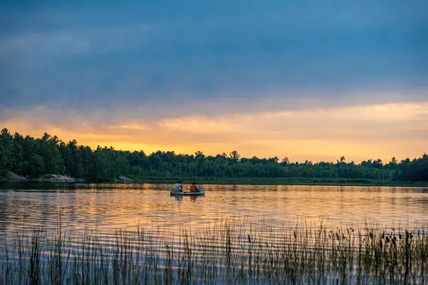 カナダのGrundy Lake公園の森林湖の上の夕日 ロイヤリティフリーのストック画像