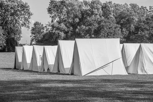 晴れた日に古代の軍事キャンプ 白いテント ロイヤリティフリーのストック画像