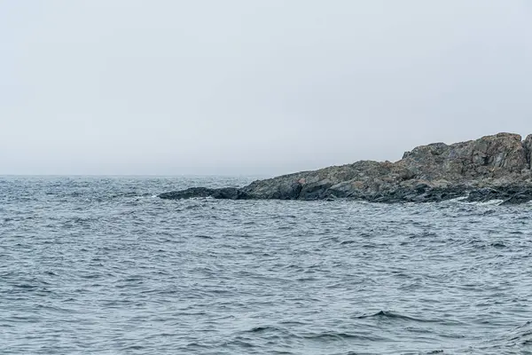 スーペリアレイクパークの岩の多い海岸でサーフ カナダ ロイヤリティフリーのストック写真