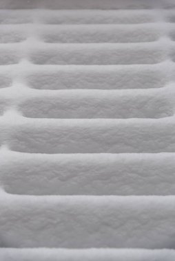 Kar yüzeyinde gölge ve desen.