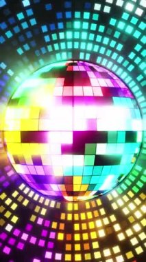 Duvarında çok renkli yansımalar olan parlak bir disko topu. Dikey döngü videosu