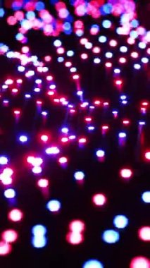 Çok renkli LED 'ler dalgalar halinde hareket ediyor. Dikey döngü videosu