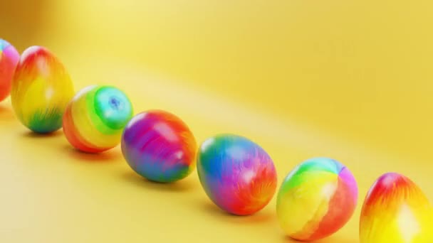 Разноцветные Пасхальные Яйца Ролл Желтом Фоне Цикл Анимации — стоковое видео