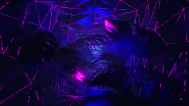 Palmiye Ağaçlarının Olduğu Karanlık Bir Ormanda Mor Mavi Neon Işıklar — Stok video