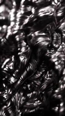 Yığının içindeki parlak metal nesnelerin siyah beyaz fotoğrafı. Dikey döngü canlandırması.