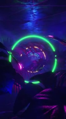 Karanlık odada palmiye ağaçlarıyla çevrili neon ışıklar. Dikey döngü canlandırması.