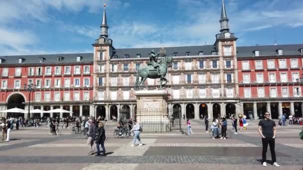 Madrid Spanyolország Március 2023 Turista Látogatás Plaza Mayor Egy Napsütéses Stock Videó