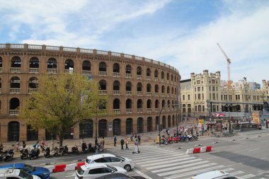 VALENCIA, İspanya - 21 Eylül 2023 Valencia Bullring ve Valencia Tren İstasyonu 'nun sokak sahnesi. 2022 yılında 2,2 milyon turist Valencia, İspanya 'yı ziyaret etti..