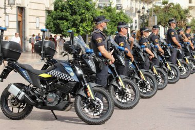 VALENCIA, İspanya - 18 Eylül 2023 Valencia, İspanya Motorsiklet Polisi Valencias Belediye Binası önünde durmaktadır. Valencia Yerel Polisi İspanya 'nın en büyük 4. yerel polis kuvvetidir..