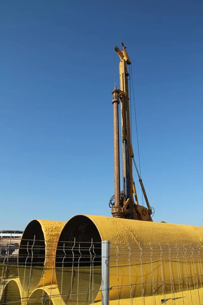 Великі Жовті Труби Кран Будівельному Майданчику Ліцензійні Стокові Фото