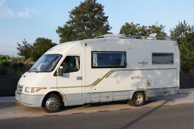 Valencia, İspanya 'da bir yolun kenarına park edilmiş bir karavan.