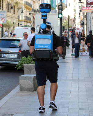 VALENCIA, İspanya - 25 Ekim 2023: Valencia sokaklarında yürüyen Google Maps Trekker 'ı Valencia bölgesinin haritasını çıkarmak için.