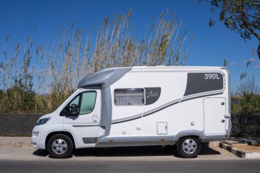 VALENCIA, İspanya - 3 Mart 2024: Bir Ilusion XML 590L 2021 Motor Evi caddenin kenarına park edildi. Ilusion, Kuzey İspanya 'da karavan tasarlayan ve üreten bir şirkettir..