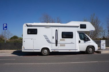 VALENCIA, İspanya - 6 Mart 2024: sokağın kenarına park edilmiş bir Hobi Siesta A70 GM karavanının yan görüntüsü. Hobi, Avrupa 'da karavan üreten bir Alman şirketidir..